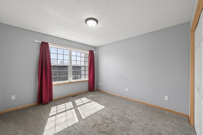 Building Photo - The Lakes Townhome