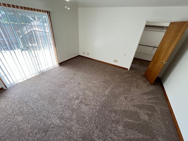 Building Photo - 215 S D St