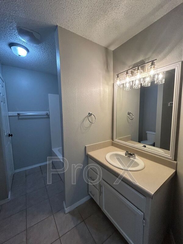 Building Photo - 3403 SW Victoria Pl