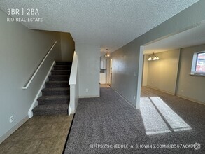 Building Photo - Spacious Split level 3 Bed/2 Bath Town hom...