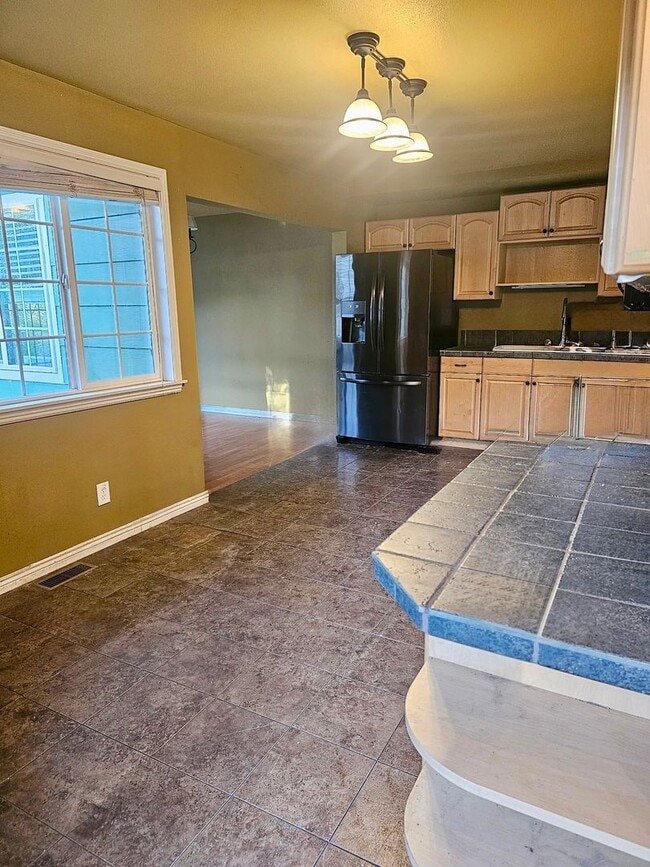 Building Photo - Beautiful 3 Bedroom/2.5 Bath in Lolo MT!