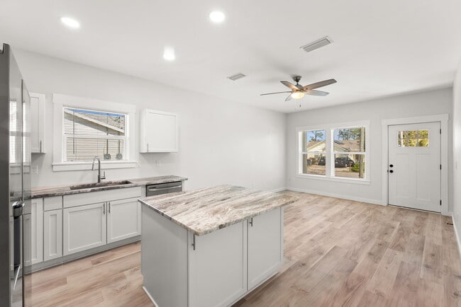 Building Photo - 2566 Oak St