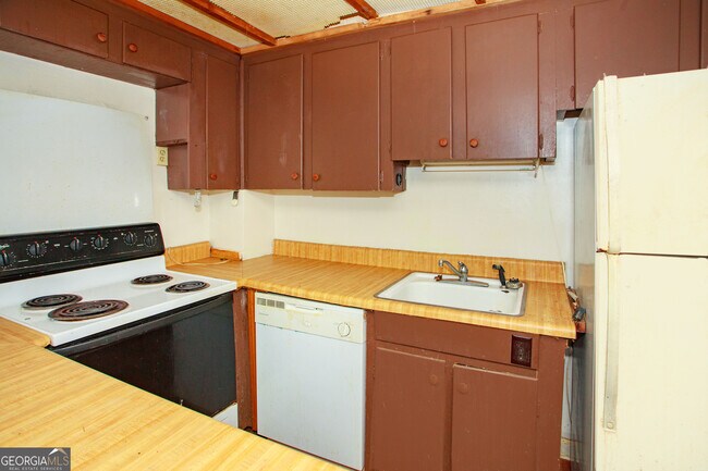 Building Photo - 2143 Ingleside Ave