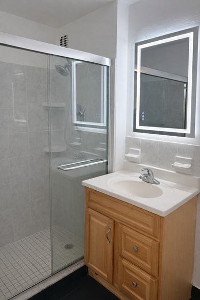 Building Photo - 39 E 39th St