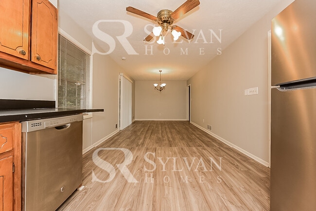 Building Photo - Welcome home to this 3 bedroom, 2 bathroom...
