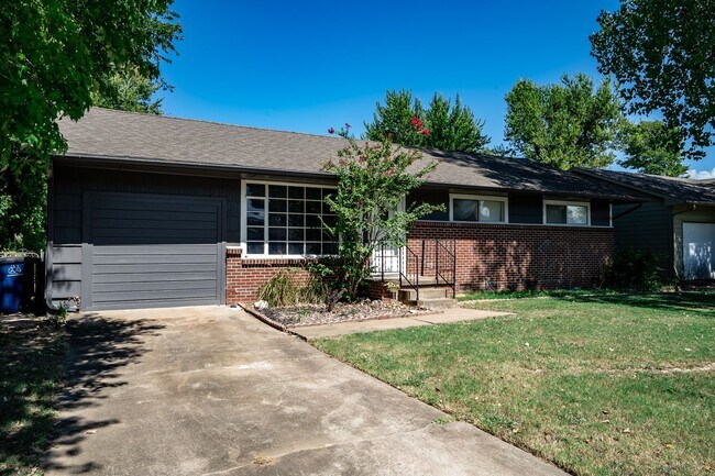 Building Photo - 3 Bed 1 Bath MIDTOWN home!!