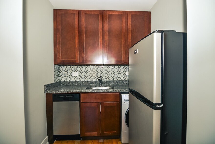 Building Photo - 555 W Arlington