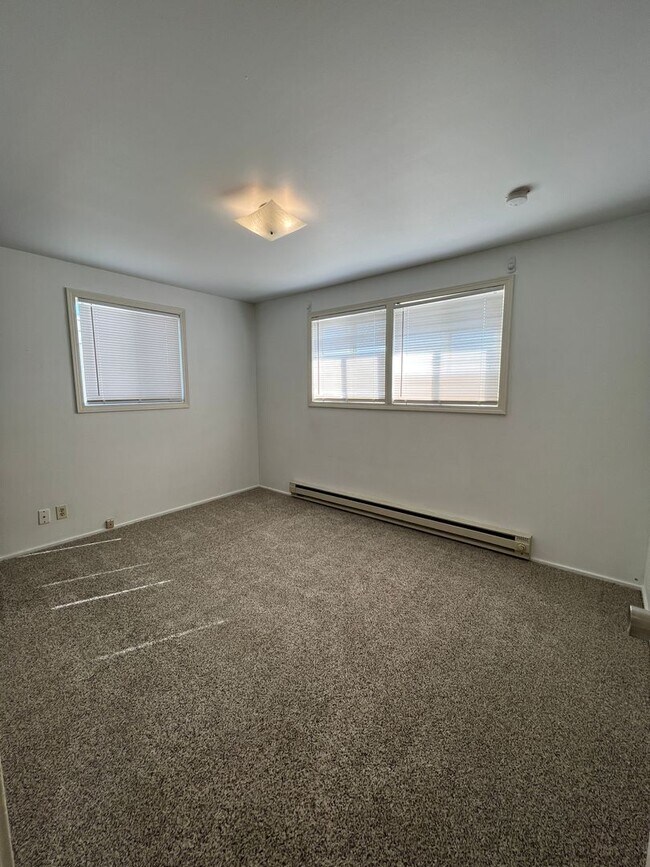 Building Photo - 228 W Northshore Dr