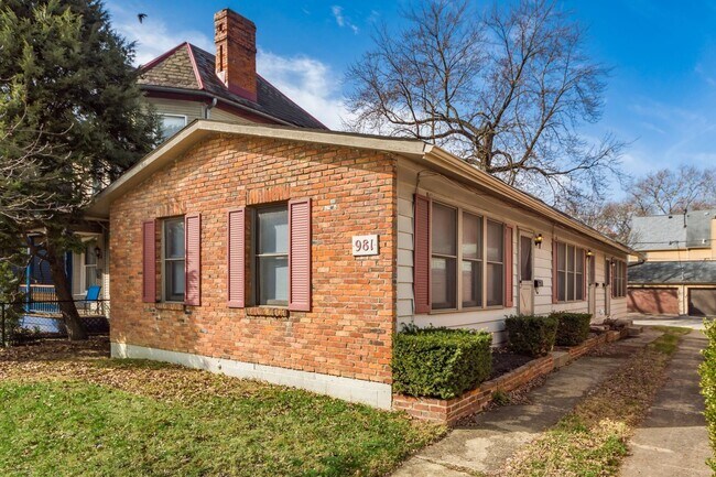 Building Photo - 981 Highland St