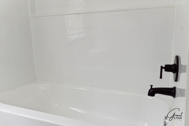 Building Photo - $1,350/month - 3 Bed 1 Bath