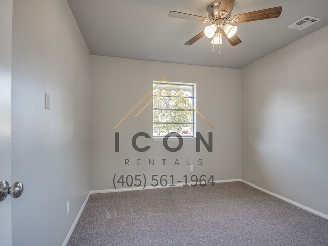 Building Photo - 320 E Cedar Ln