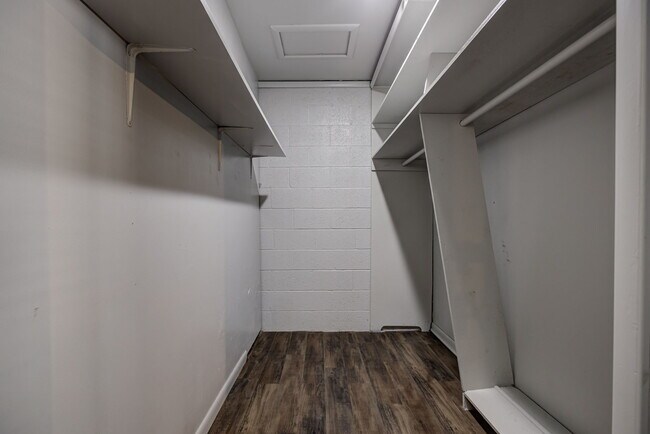Building Photo - 910 Garver St