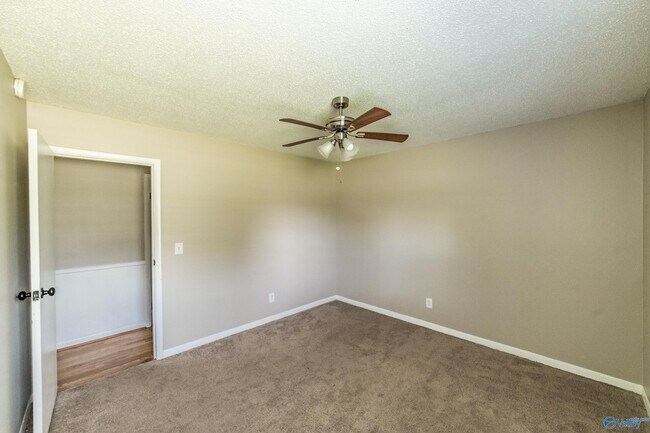 Building Photo - 2107 Edinburgh Dr SW