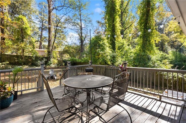 Building Photo - 1290 Glen Forest Way