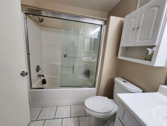 Building Photo - Modern Comfort in the Heart of Summerlin!