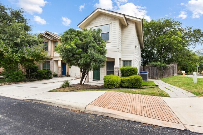 Building Photo - 3 Bedroom2.5 Bath The Plaza Subdivision