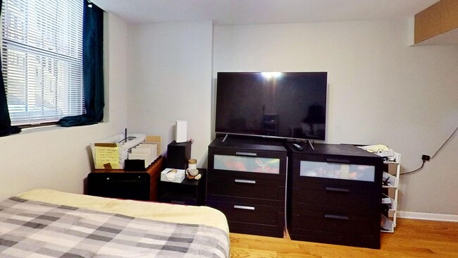 Interior Photo - 1331-41 W. Addison