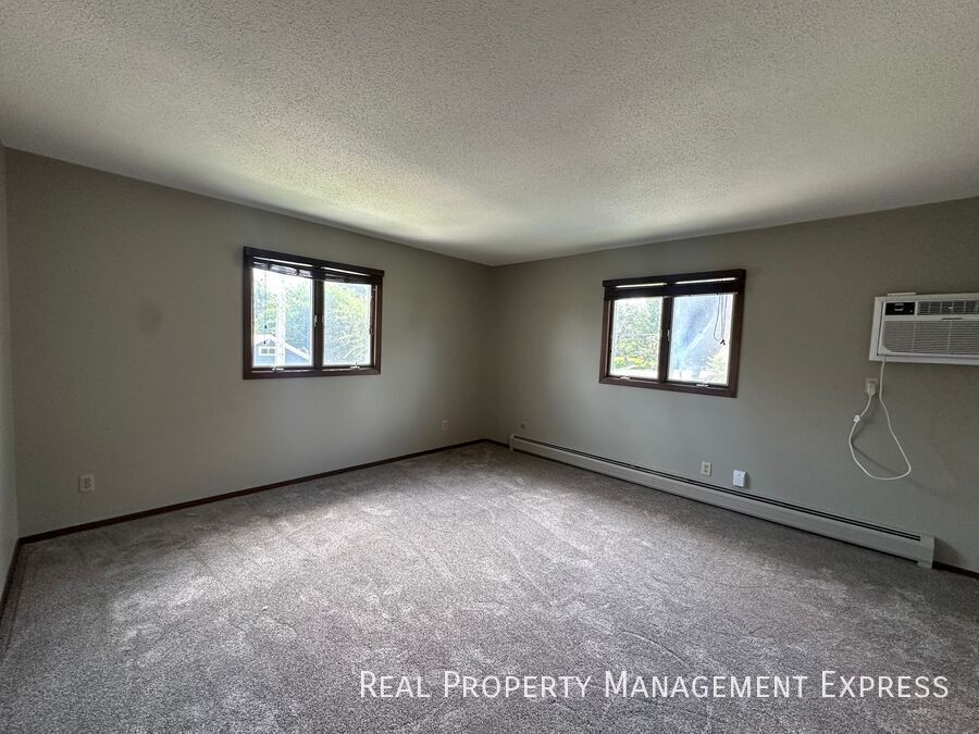 Building Photo - Spacious 2 Bedroom Apartment