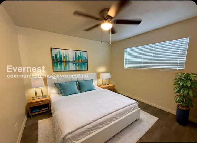 Building Photo - 534 E Huntington Dr