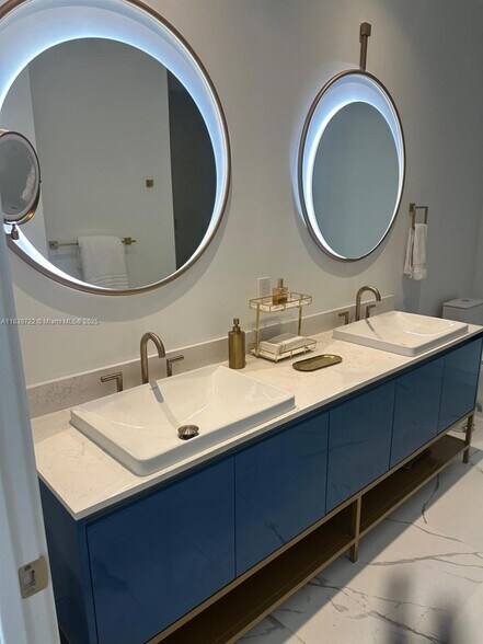 Building Photo - 2655 S Bayshore Dr