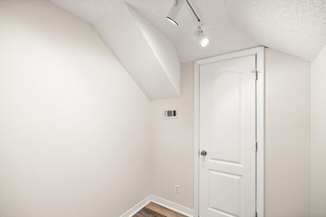 Building Photo - 1641 Parkside Cir