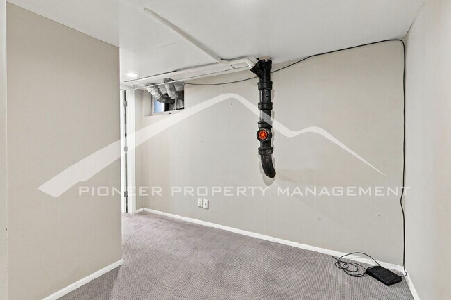 Building Photo - Spacious Home with Central AC and Washer/Dryer