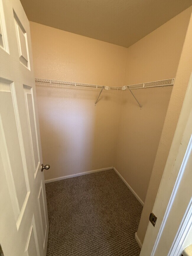 Building Photo - "Spacious 2-Bed Condo with 2.5 Baths in Aurora – Your Dream Home Awaits
