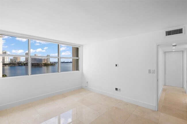Building Photo - 1420 Brickell Bay Dr