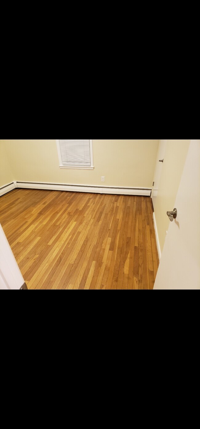 Building Photo - 325 Hall St