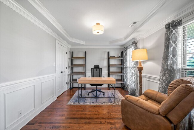 Building Photo - Beautiful Craftsman Style Home Waiting for...