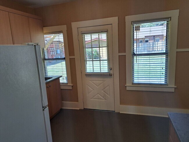 Building Photo - Historic Downtown Bend 1 Bed/1 Bath - NW Florida Ave