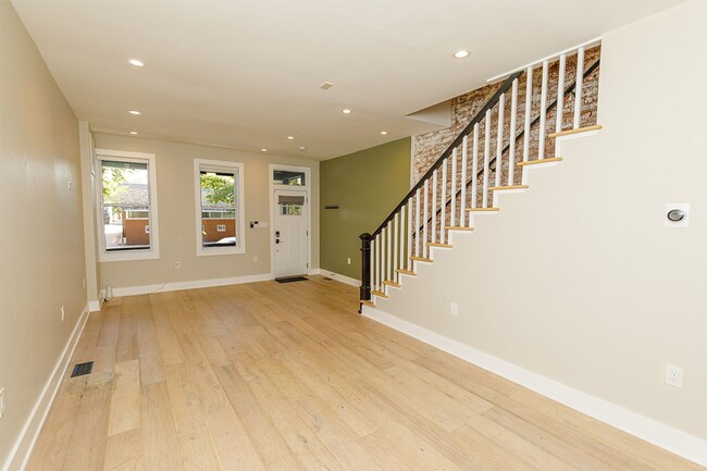 Building Photo - Beautifully Updated 4 Bed/3.5 Bath Row-Hom...