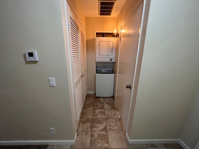 Building Photo - Large Mission Valley Condo