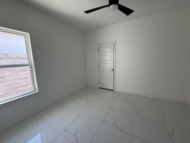 Building Photo - 1504 Ocaso Dr