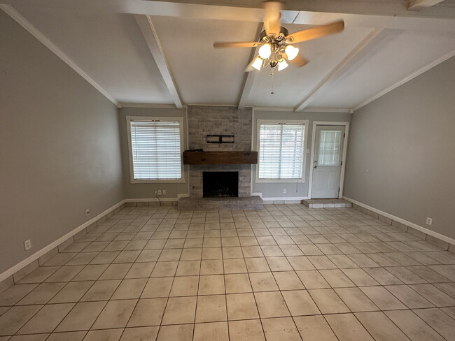 Building Photo - Spacious 3/2 in Central Lubbock!