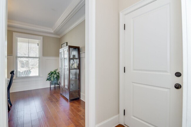 Building Photo - Gorgeous 5-Bedroom 3.5 Bath Home