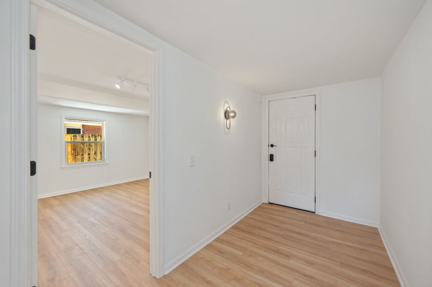 Building Photo - 1002 High Grove Ct