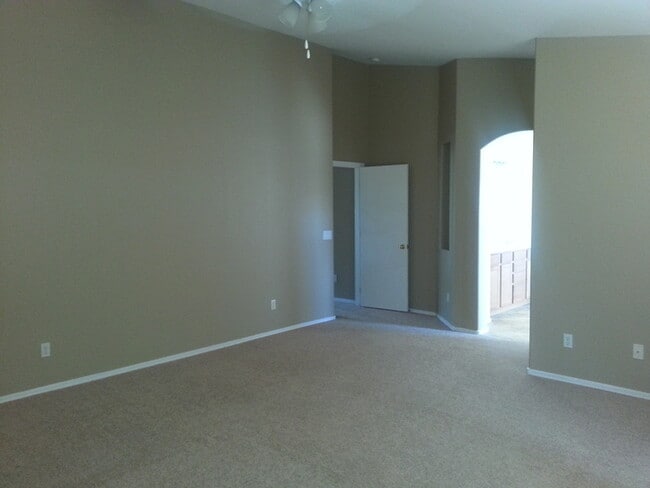 Building Photo - Rare 6 Bed, 3.5 Bath Home in San Tan Valley