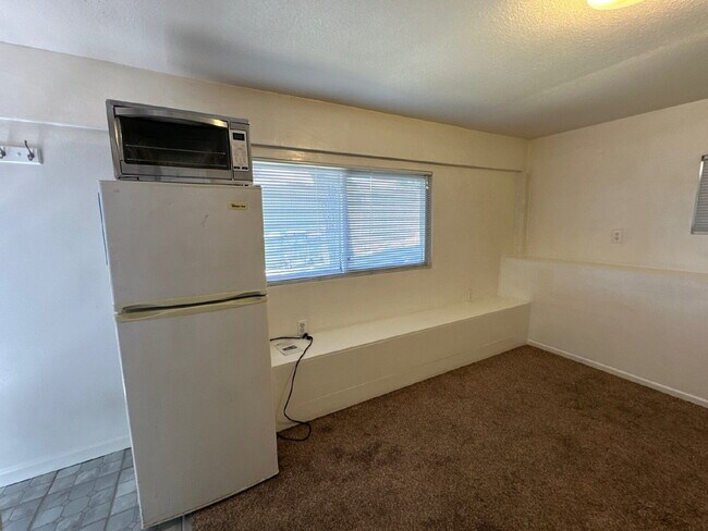 Building Photo - Move-In Ready - 1 BR, 1 BA Unit Utilities Included, $1,950