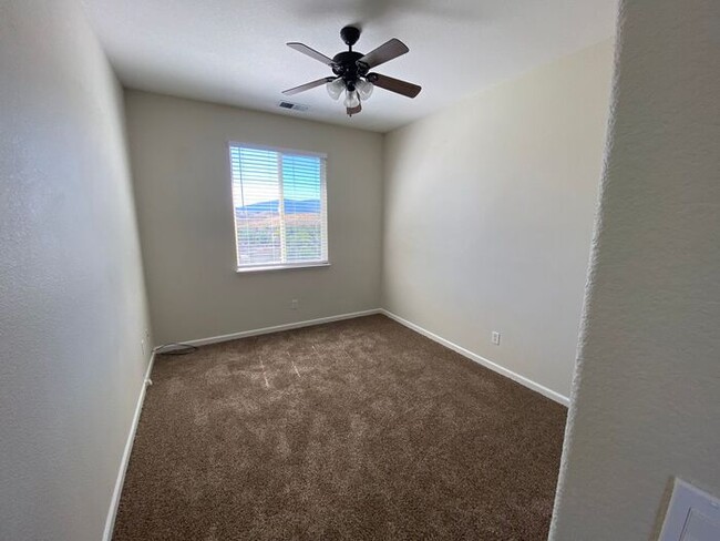 Building Photo - NW Reno 4 Bedroom Home - Mountain Views