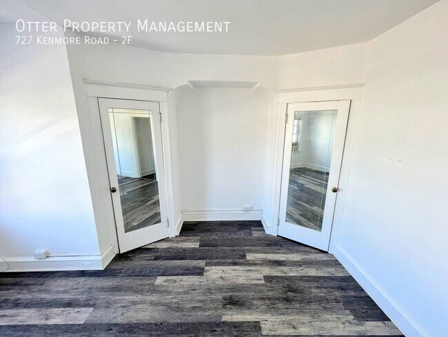 Building Photo - 727 Kenmore Rd