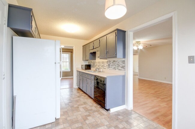 Building Photo - Amazing Home With Fireplace and Hardwood Flooring in Whitehall Subdivision