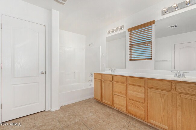 Building Photo - 2261 S Ponderosa Dr