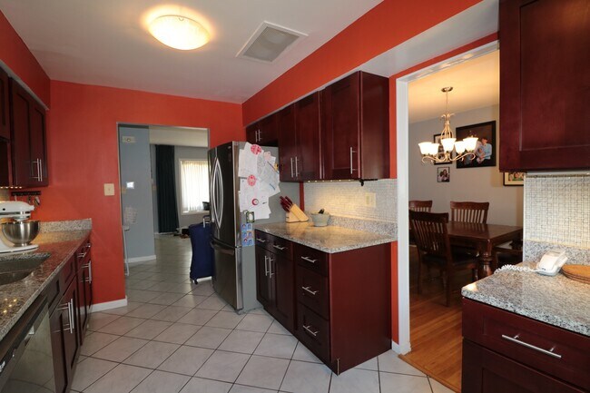 Building Photo - Spectacular 4 Bedroom, 3.5 SFH - Fenced Ya...