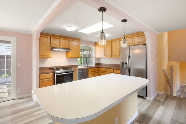 Building Photo - Four Bedroom Dream House