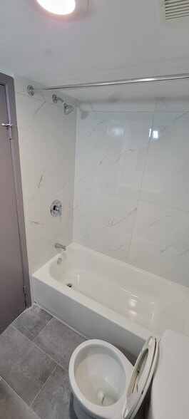 bathroom 2 bathtub - 7142 N Holiday Dr