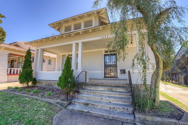 Building Photo - Rent reduced! Move-in special - 1/2 off Fi...