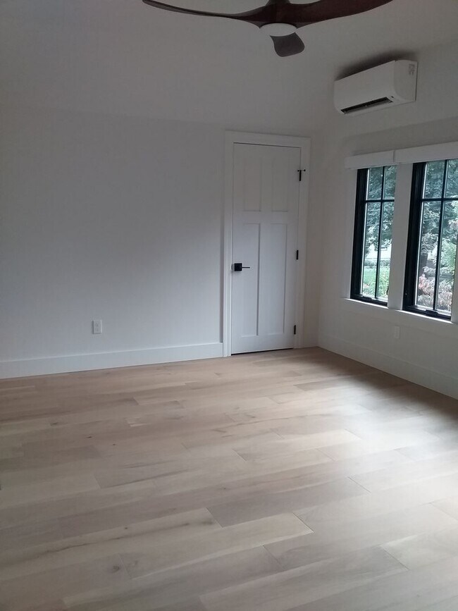 Building Photo - Completely remodeled 3 bed 2.5 bath single...