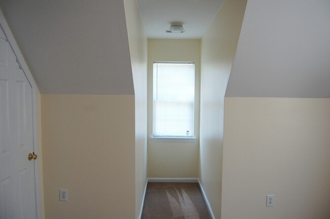Building Photo - Student Friendly Huge 4 BR house, 5 minute...