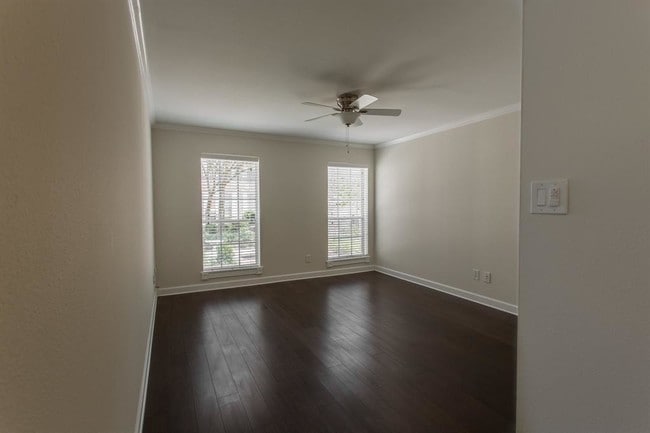 Building Photo - 359 N Post Oak Ln